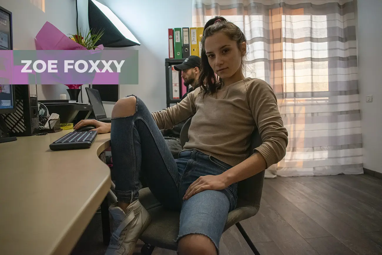 Zoe Foxxy - Office romance with a horny coworker VR Adult Videos